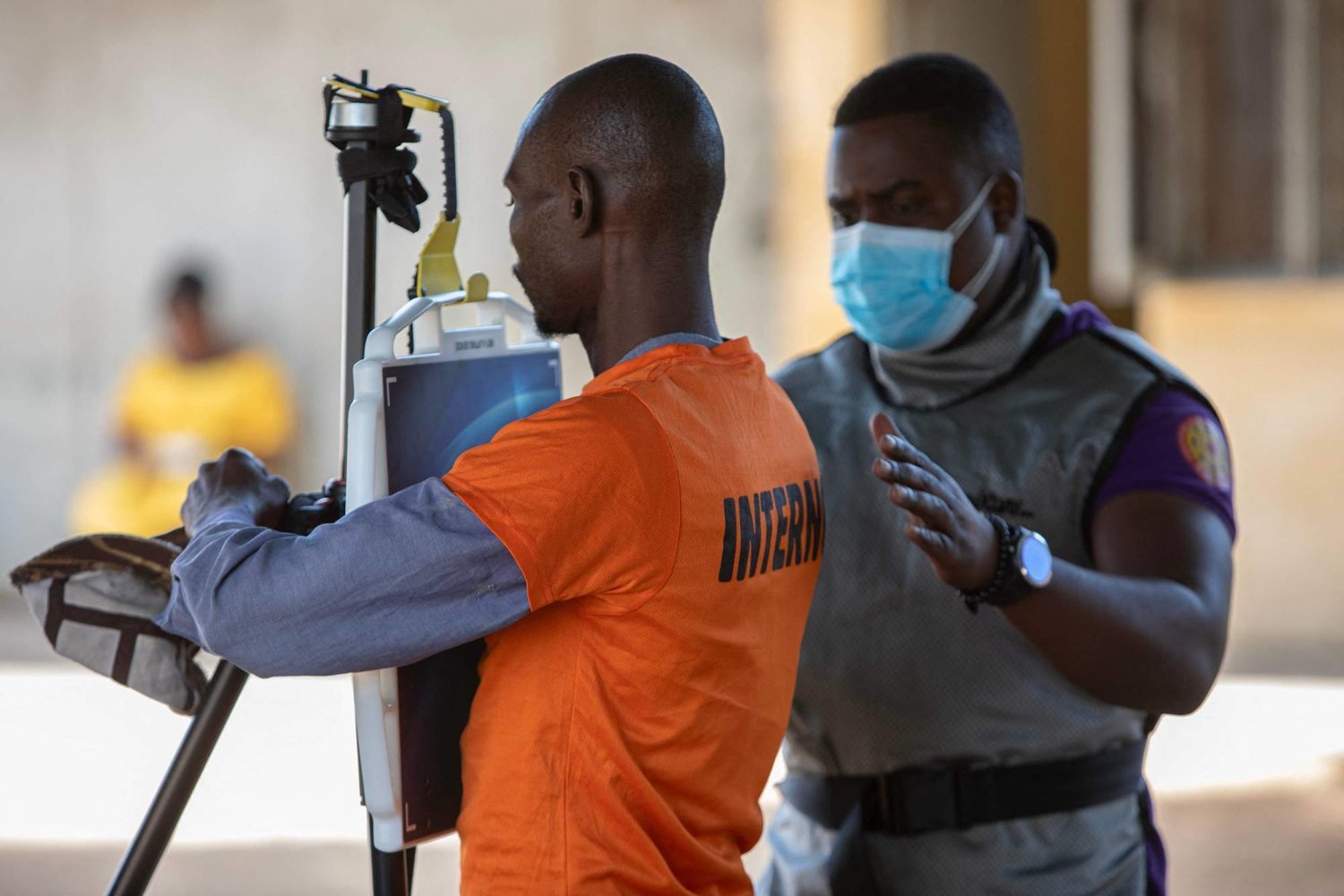 أحد أفراد الطاقم الطبي يقوم بإجراء ماسح ضوئي بالأشعة السينية على نزيل في السجن العام في العاصمة مابوتو (أ.ف.ب)