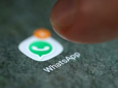 شعار تطبيق WhatsApp على هاتف ذكي - REUTERS