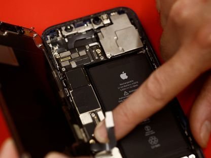موظف في شركة أبل يفحص هاتف آيفون 12 في مدينة نانت الفرنسية. 13 سبتمبر 2023 - Reuters