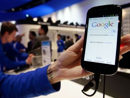شعار متصفح جوجل على شاشة هاتف يعمل بنظام أندرويد 2.3.7 "جينجر بريد"- فبراير 2011 - REUTERS