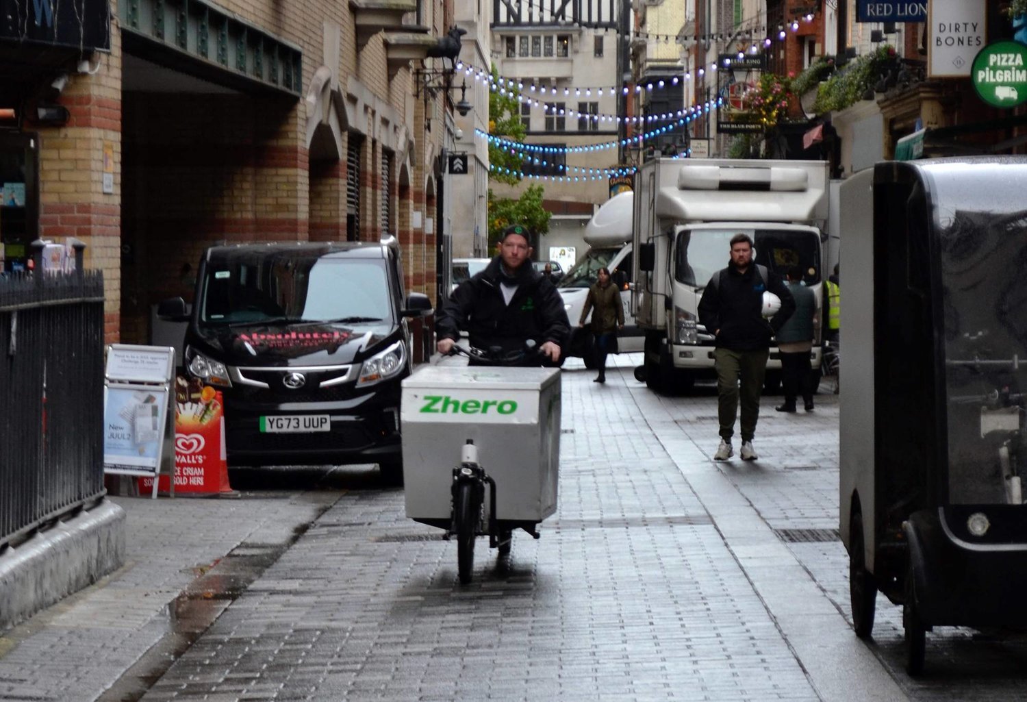 المؤسس المشارك لشركة الخدمات اللوجيستية الخضراء «Zhero» جو شارب يركب دراجة شحن هوائية في العاصمة البريطانية لندن في 27 أكتوبر 2023 (أ.ف.ب)