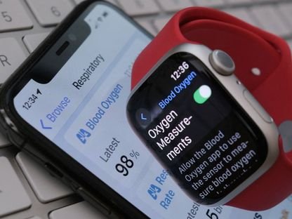 صورة لساعة Apple Watch 9 تعرض إعدادات الكشف عن مستوى الأكسجين في الدم - AFP