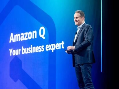 آدم سيليبسكي مدير قطاع الخدمات السحابية بشركة أمازون أثناء الإعلان عن المساعد الذكي "أمازون كيو" - Amazon