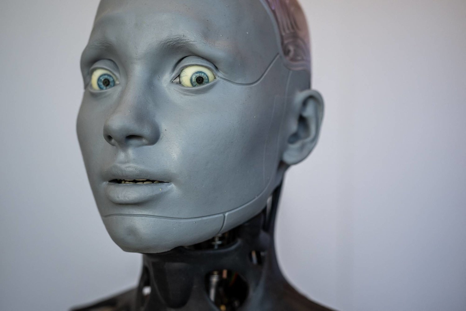 روبوت الذكاء الاصطناعي البشري «أميكا» ينظر خلال أكبر تجمع في العالم لروبوتات الذكاء الاصطناعي البشرية كجزء من القمة العالمية للذكاء الاصطناعي من أجل الصالح العام للاتحاد الدولي للاتصالات بجنيف في 5 يوليو 2023 (أ.ف.ب)