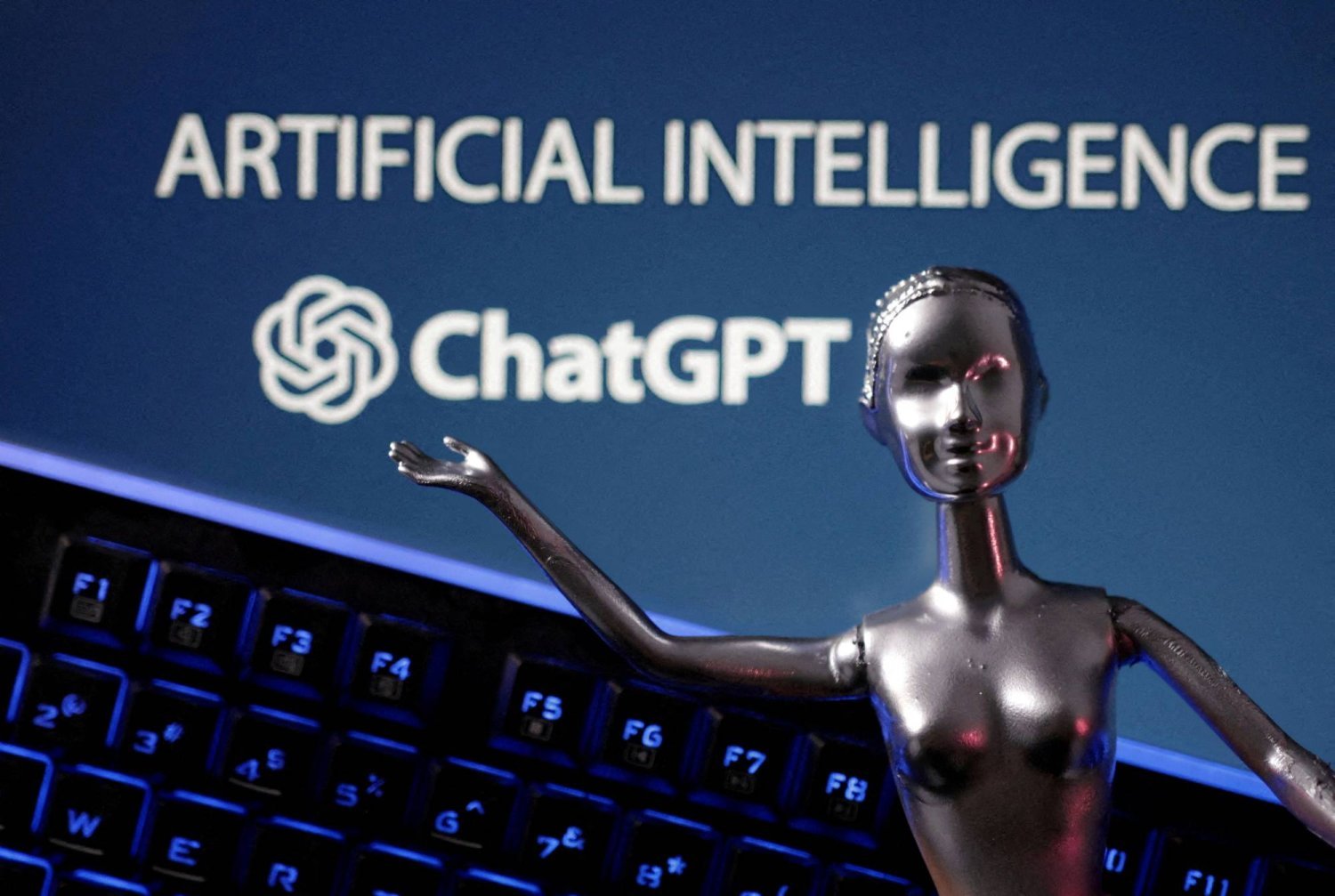 شعار ChatGPT وكلمة «الذكاء الاصطناعي» في هذا الرسم التوضيحي الملتقط في 4 مايو 2023 (رويترز)