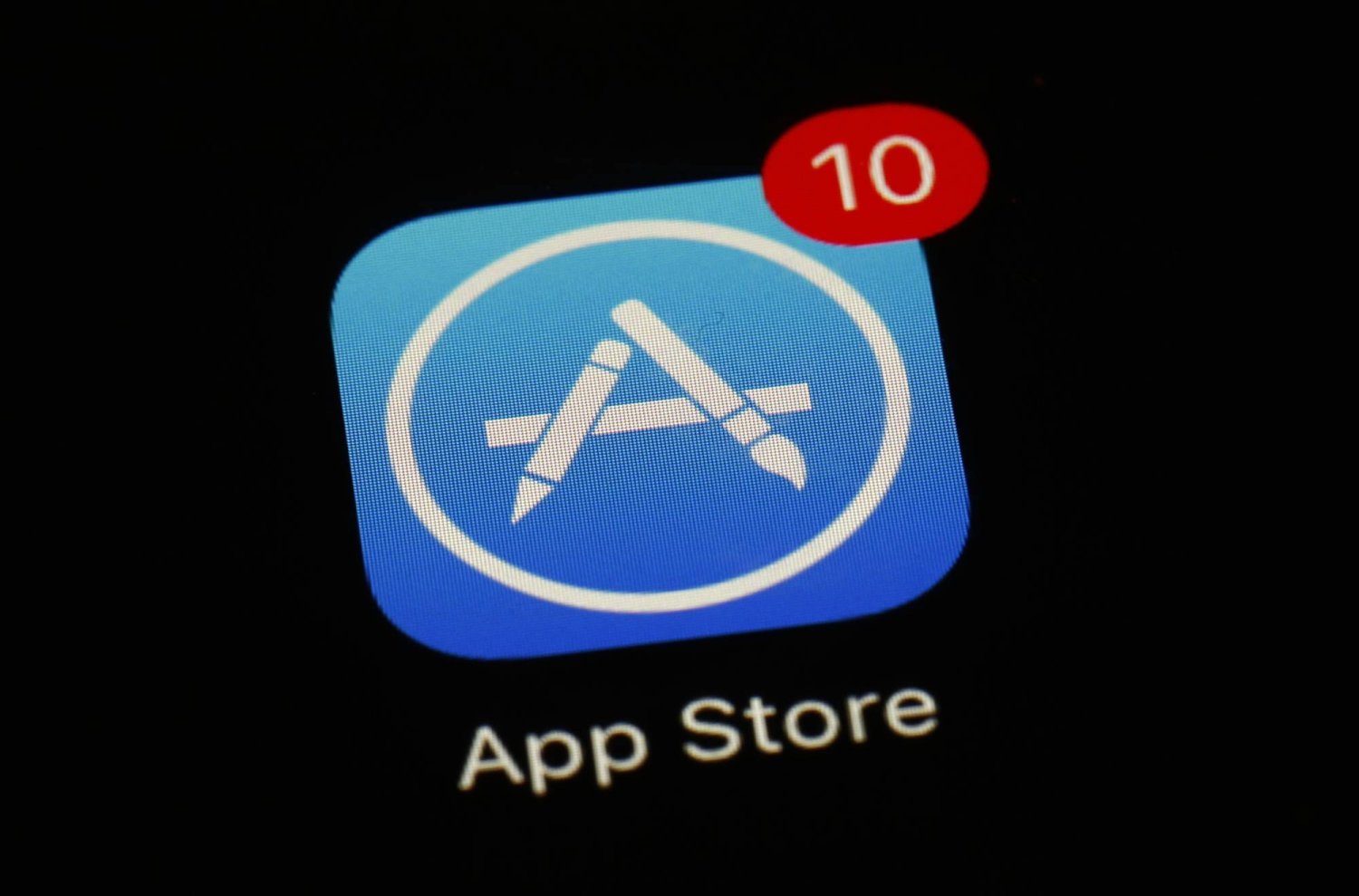 سيتمكن مستخدمو «آيفون» و«آيباد» بعد إطلاق التحديث القادم من تحميل التطبيقات من خارج المتجر الرسمي (أ.ب)