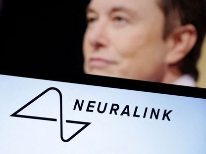 صورة توضيحية تظهر شعار شركة Neuralink والملياردير الأميركي إيلون ماسك. 19 ديسمبر 2022 - REUTERS