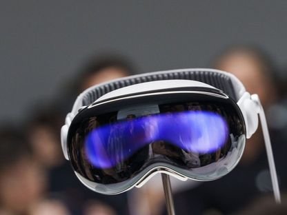 صورة تظهر نظارة أبل Vision Pro للواقع المختلط في أحد المتاجر بالولايات المتحدة. 11 يونيو 2023 - Bloomberg