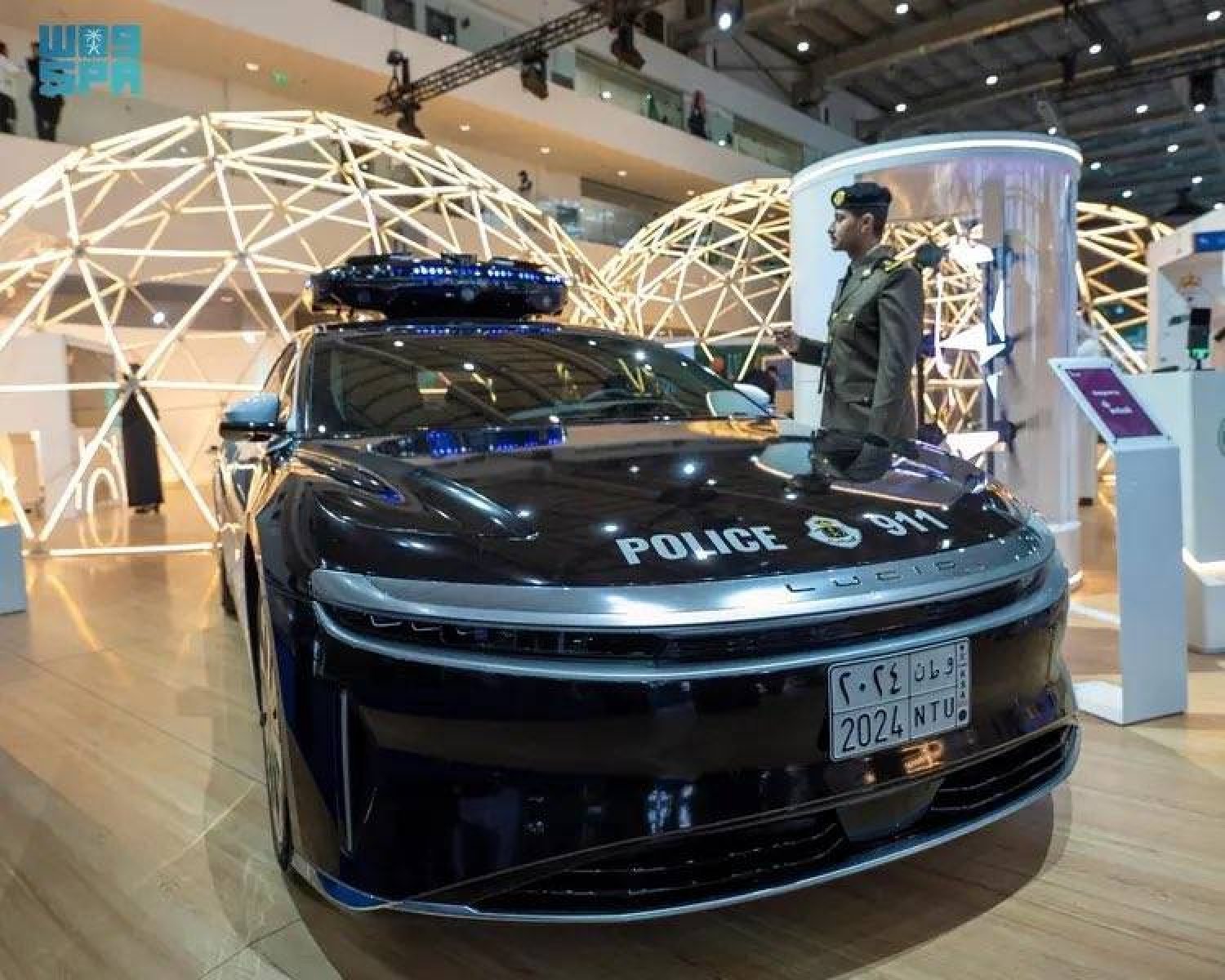 سيارة كهربائية أمنية من صنع «لوسيد» في السعودية مزودة بذكاء اصطناعي لرصد المخالفات وتحليل السلوك (واس)