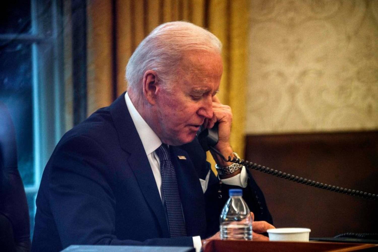 الرئيس الأميركي جو بايدن يتحدث هاتفيا مع نظيره الأوكراني فولوديمير زيلينسكي في المكتب البيضاوي بالبيت الأبيض في واشنطن العاصمة 9 ديسمبر 2021 (أرشيفية - أ.ف.ب)