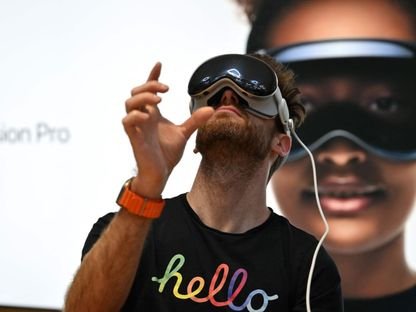مستخدم يجرب نظارة أبل Vision Pro بأحد متاجر الشركة في نيويورك. 2 فبراير 2024 - AFP