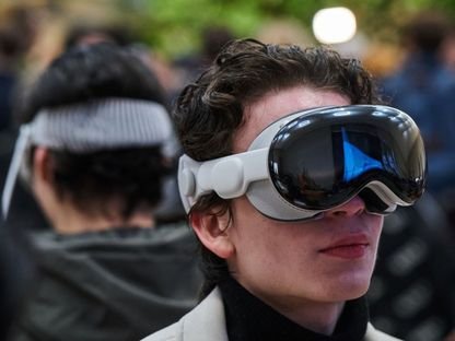 أحد المستخدمين يخوض تجربة نظارة فيجن برو داخل أحد فروع أبل بنيويورك - Bloomberg - Bloomberg