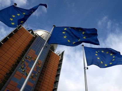 أعلام الاتحاد الأوروبي ترفرف خارج مقر مفوضية الاتحاد في العاصمة البلجيكية بروكسل. 1 فبراير 2023 - REUTERS