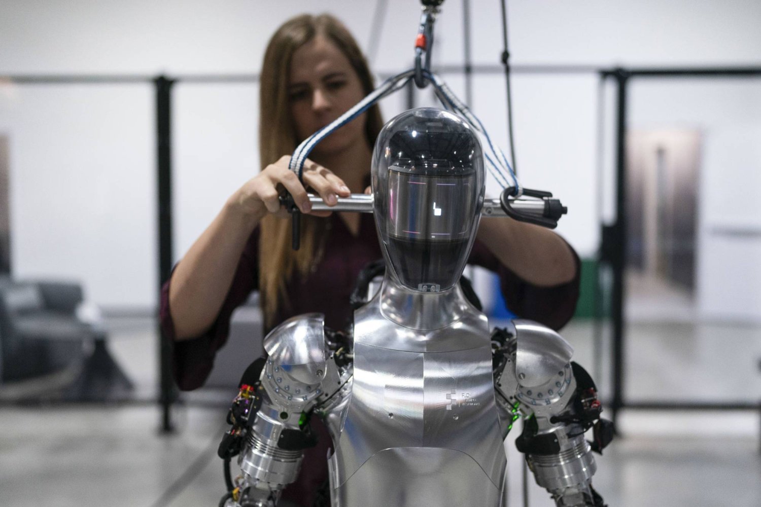 مهندسة الذكاء الاصطناعي جينا ريهير تعمل على روبوت بشري الشكل في منشأة اختبار للذكاء الاصطناعي في سانيفيل بكاليفورنيا في 3 أكتوبر 2023 (أ.ب)