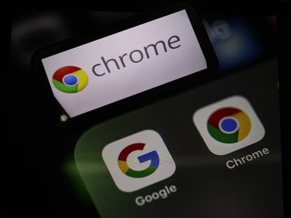 شعار متصفح Google Chrome يظهر بجانب تطبيق Google على شاشة هاتف في تركيا. 6 سبتمبر 2023 - AFP